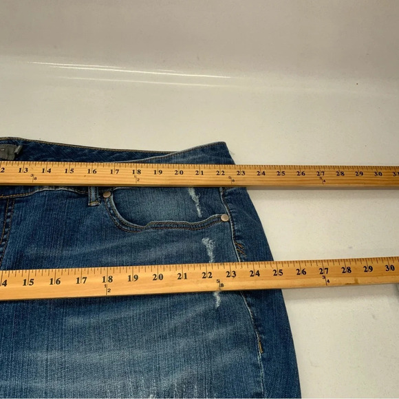 Torrid Demin Shorts Woman 26  Cut Off Blue Fade Distressed Stretch Travel Casual - Picture 7 of 9